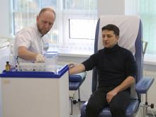 Le comédien ukrainien Volodymyr Zelensky effectue un test sanguin dans la clinique privée d'un des ses partisans pour prouver qu'il n'est ni alcoolique ni toxicomane, à Kiev, le 5 avril 2019