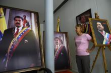Medea Benjamin, militante de l'organisation Code Pink, devant des photos du président Nicolas Maduro, près de l'entrée de l'ambassade du Venezuela à Washington, le 19 avril 2019