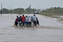 Une route partiellement détruite par les fortes précipitations liées au passage du cylone Kenneth, le 28 avril 2019 à Pemba, dans le nord du Mozambique