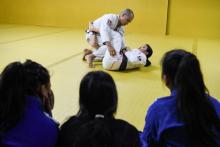 La championne de jiu-jitsu philippine Meggie Ochoa (G) entraîne ses élèves, le 5 février 2019 à Manille