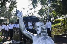 Funérailles d'une victime des attentats jihadistes de Pâques au Sri Lanka, dans un cimetière de Colombo le 24 avril 2019