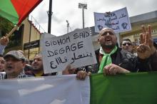 Des syndicalistes algériens réclament le départ du patron du principal syndicat lors d'une manifestation à Alger le 17 avril 2019