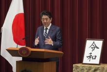 Le Premier ministre japonais Shinzo Abe donne une conférence de presse pour expliquer le sens de "Reiwa", le nom de la nouvelle ère impériale au Japon, le 1er avril 2019 à Tokyo