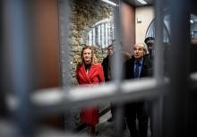 L'ancien ministre de la Justice Robert Badinter visite la prison de la Santé au côté de la garde des Sceaux, Nicole Belloubet, le 12 avril 2019 à Paris