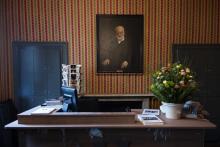 Un portrait de Victor Hugo dans l'entrée d'Hauteville house, la maison d'exil de l'écrivain à Guernesey le 5 avril 2019