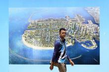 Un homme passe devant une affiche montrant le projet de Port-City au Sri Lanka, à Colombo le 17 avril 2019