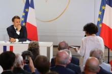 Emmanuel Macron écoute la question d'une journaliste lors de sa conférence de presse à l'Elysée, le 25 avril 2019