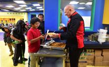 Le chef Bruno Serato distribue des repas à des enfants d'un centre social d'Anaheim, le 23 janvier 2019 en Californie