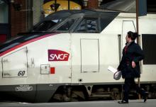 Contrôleuse de la SNCF devant un TGV le 2 avril 2018 à Lille
