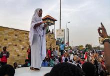 Des Soudanais manifestent devant le QG de l'armée à Khartoum, le 8 avril 2019