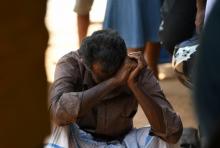 Un proche d'une victime des attentats au Sri Lanka pleure près d'un hôpital à Batticaloa sur la côte orientale, le 21 avril 2019