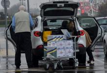 Un couple de Britanniques remplit son coffre de cartons de vin, le 9 avril 2019 près de Calais