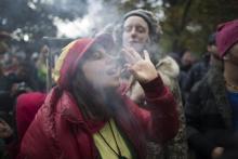 Une femme célèbre la légalisation du cannabis, le 17 octobre 2018 à Toronto
