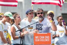 David Hogg (au centre), un des leaders du mouvement lancé par les lycéens de Parkland, lors d'une manifestation le 26 août 2018 dans le Massachusetts
