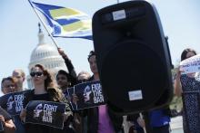 Des manifestants contre la nouvelle réglementation du Pentagone envers les personnes transgenres, à Washington le 10 avril 2019