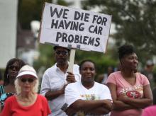Des manifestants protestent le 2 novembre 2015 à West Palm Beach en Floride, après le meurtre du musicien noir Corey Jones par un policier