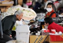 L'empereur Akihito du Japon s'adresse à des personnes évacuées de la région de Fukushima, le 8 avril 2011 à Kazo (Japon)
