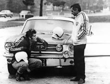 Le chanteur Johnny Hallyday (G) écoute les conseils de son coéquipier Henri Chemin, le 30 novembre 1966 à Monte Carlo, où il va participer pour la première fois au rallye pour le compte de l'Ecurie Fo