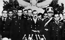 Le général Jorge Rafael Videla, au centre, après le coup d'Etat militaire de 1976 en Argentine