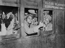 Des protestataires participent à une campagne de désobéissance civile en juin 1952 à Johannesburg, en occupant des places réservées aux Blancs