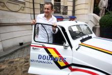 Dany Boon à côté de la Renault 4 customisée, vedette du film "Rien à déclarer", le 13 juin 2013 à Paris