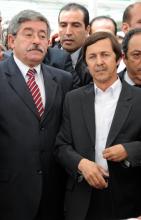 Said Bouteflika (D), le frère du président algérien Abdelaziz Bouteflika, et le Premier ministre Ahmed Ouyahia (G), le 19 mai 2012 à Alger