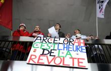 Des syndicalistes et ouvriers de l'usine d'ArcelorMittal à Florange (Moselle) expriment leur colère le 29 mai 2013