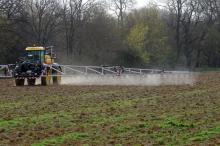 Un agriculteur répand des pesticides sur son champ, le 3 avril 2015 à Villefranche-de-Lauragais, en Haute-Garonne