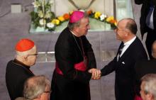 Le nonce apostolique Luigi Ventura serrant en 2015 la main de Bernard Cazeneuve, ministre de l'Intérieur à l'époque