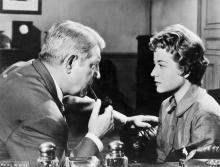 Jean Gabin dans le rôle du commissaire Maigret avec Annie Girardot, le 1er janvier 1957 photo prise d'une scène du film "Maigret tend un piège"
