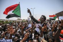 Des manifestants soudanais scandent des slogans lors d'un sit-in devant le QG de l'armée, dans la capitale Khartoum, le 25 avril 2019