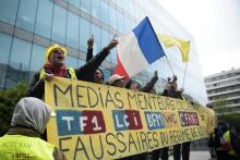 Quelques centaines de "gilets jaunes" ont débuté, le 27 avril 2019, une marche passant par le siège de plusieurs grands médias à Paris, pour réclamer "un traitement médiatique impartial" du mouvement 