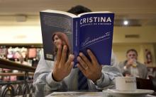 Un hombre lee el nuevo libro "Sinceramente" de la expresidenta de Argentina y actual senadora Cristina Fernández en un café del centro de Buenos Aires, el 25 de abril de 2019