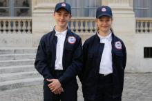 Deux jeunes portent l'uniforme du service national universel (SNU) au ministère de l'Education à Paris le 18 avril 2019