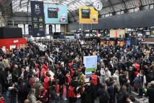 Des voyageurs attendent à la Gare de l'Est où la circulation des trains est perturbée par une panne informatique, le 4 avril 2019 à Paris