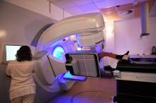 Un patient atteint d'un cancer est traité en radiothérapie, le 9 octobre 2017 à Marseille