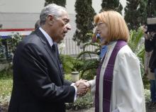 Le président portugais Marcelo Rebelo de Sousa (g) serre la main de la pasteure allemande Ilse Berardo avant une célébration à Funchal, à Madère, le 19 avril 2019, en hommage aux 29 victimes d'un acci