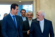 Photo diffusée par la présidence syrienne montrant le chef de l'Etat syrien accueillant le chef de la diplomatie iranienne Mohammad Javad Zarif à Damas le 16 avril 2019