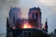 Les pompiers s'activent sur la voute de Notre-Dame, à Paris le 15 avril 2019
