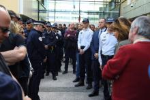 Des centaines de policiers se sont rassemblés dans le silence devant l'hôtel de police de Montpellier où s'est suicidée la veille l'une de leur collègue le 19 avril 2019