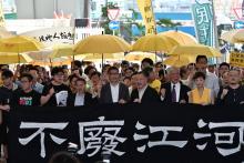 Des militants prodémocratie avant leur arrivée dans un tribunal de Hong Kong, le 24 avril 2019