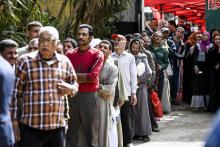 Les Egyptiens font la queue devant un bureau de vote au Caire, au début du référendum le 20 avril 2019 sur une révision constitutionnelle autorisant le président Abdel Fattah al-Sissi, élu en 2014, à 