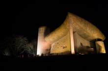 Vue nocturne le 14 février 2017 de la célèbre chapelle Notre-Dame du Haut à Ronchamp (Haute-Saône), conçue par Le Corbusier