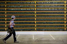 Un mur d'ordinateurs minant des bitcoins chez Bitfarms, une entreprise installée au Québec, le 19 mars 2018