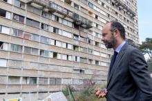 Le Premier ministre Edouard Philippe devant un immeuble résidentiel avant sa destruction, le 12 avril 2019 à Marseille