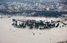 Vue aérienne prise le 9 avril 2019, montrant le fleuve Karoun ayant débordé de son lit à Ahvaz, dans le sud-ouest de l'Iran frappé par des inondations depuis trois semaines
