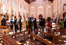 Les forces de sécurité sri-lankaises inspectent les décombres après une explosion à l'intérieur de l'église de Negombo, le 21 avril 2019 à Colombo