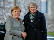 Photomontage réalisé le 11 décembre 2018 de photos de la Chancelière allemande Angela Merkel (G), de la Première ministre britannique Theresa May (C) et du président de la République française Emmanue