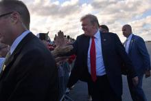 Donald Trump salue des partisans en Floride le 18 avril 2019