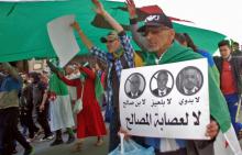 Un Algérien porte une pancarte appelant au départ des trois "B", en référence aux noms du président par intérim Abdelkader Bensalah, du Premier ministre Noureddine Bedoui et de l'ex-président du conse